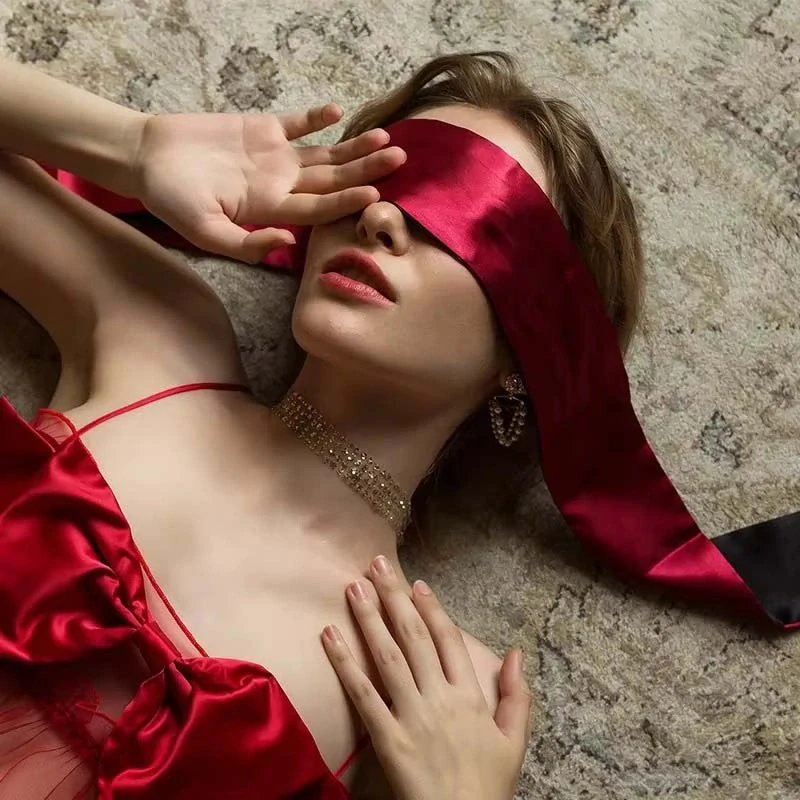 Saténový šátek na oči - černo-červený