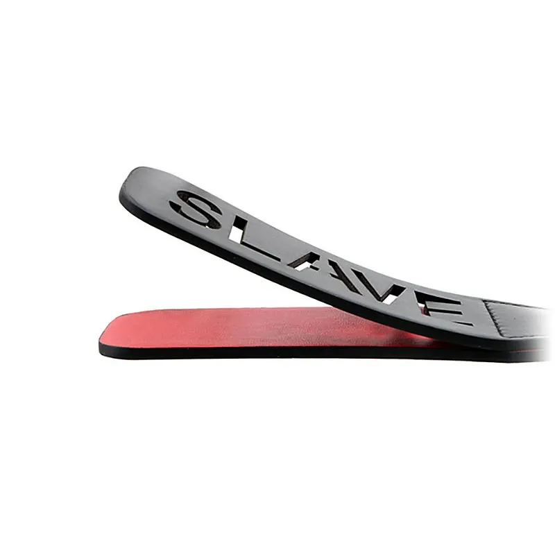 Pevná kožená plácačka s nápisem SLAVE