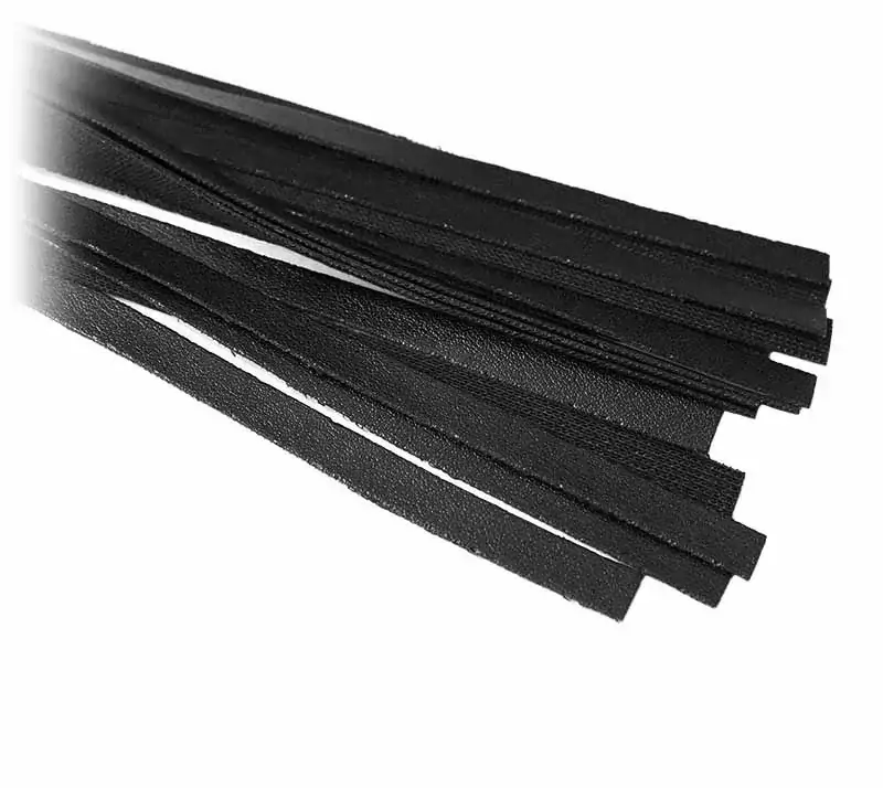 Černý kožený bičík