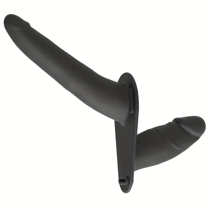 Dvojitý strap-on Rene s dvěma penisy