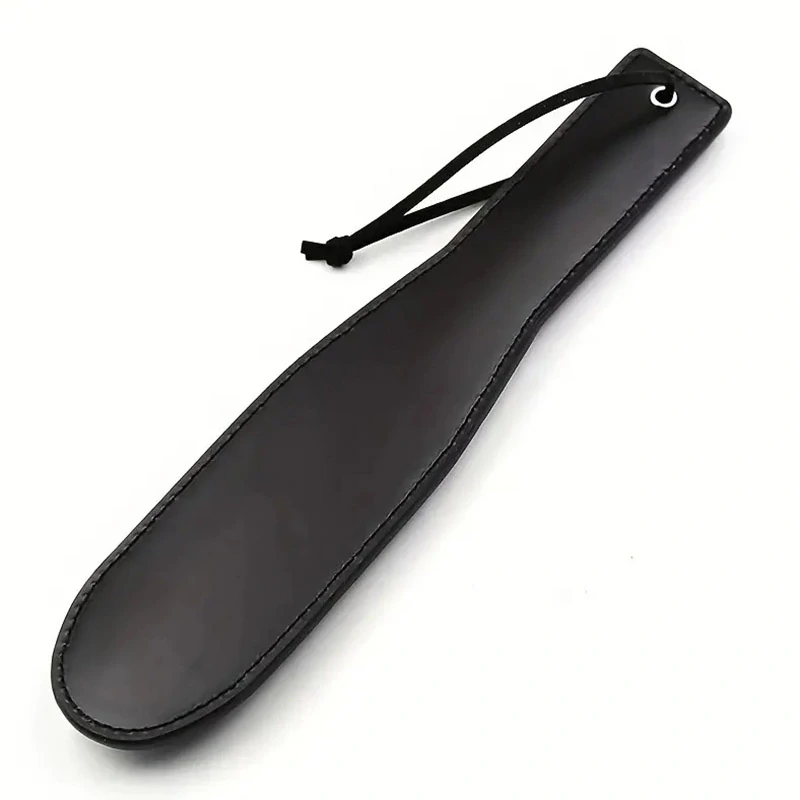 Kožená BDSM plácačka s kovovými ostny