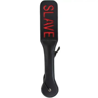 Pevná kožená plácačka s nápisem SLAVE