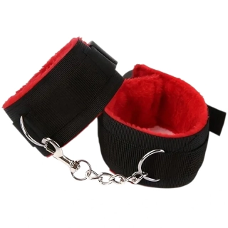 Erotická plyšová pouta na ruce s řetízkem - černo-červená